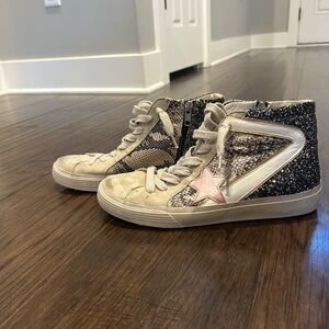 Stylish High-Top Sneakers with Star Detail